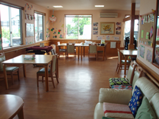 自然光が差し込むラウンジ