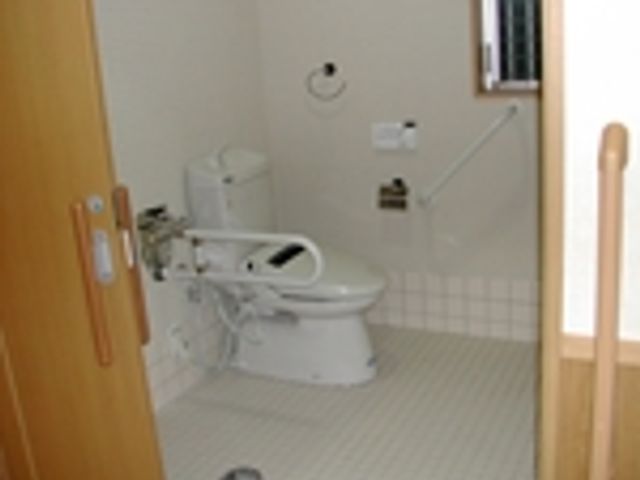 手すり付きのトイレ トイレ 手すりが設置されたトイレは、安全に配慮されています。広めの空間で、使いやすさが特徴です。