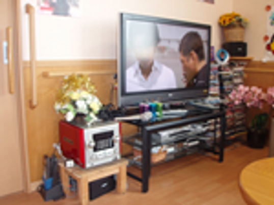 テレビとAV機器のあるリビング