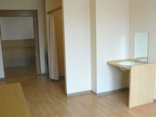 居室の洗面台と出入口