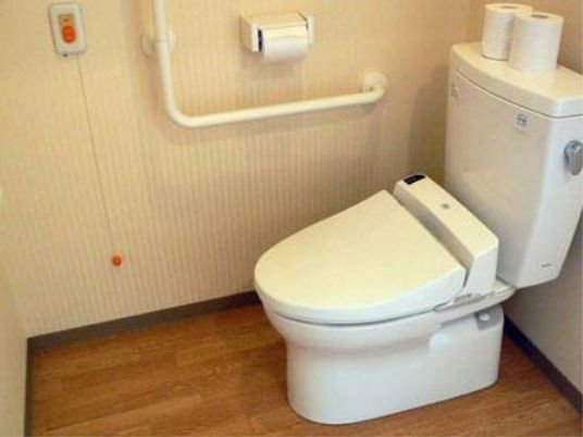 バリアフリー設計のトイレ