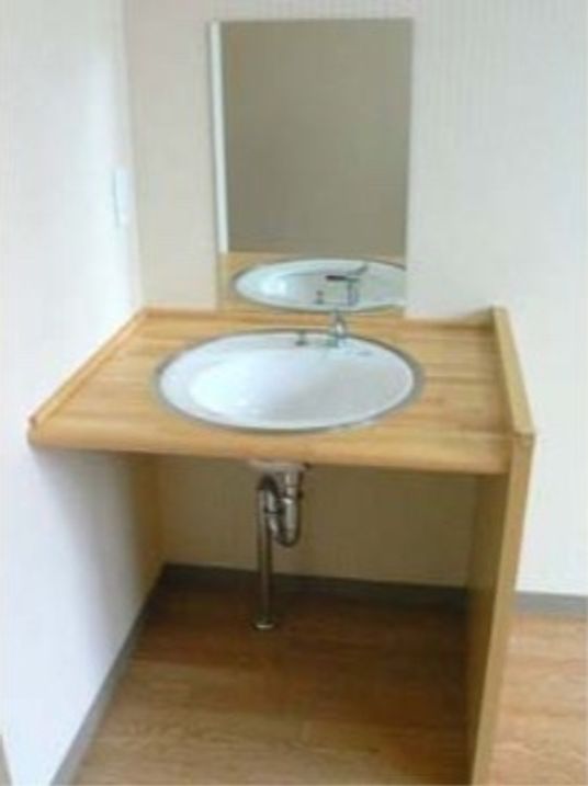 木製カウンターの洗面台