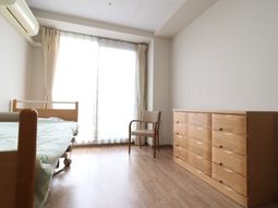 明るい居室の様子