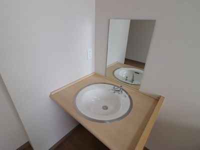 シンプル洗面台と鏡