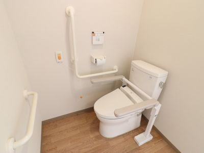バリアフリー設計のトイレ