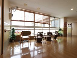 広々とした明るいラウンジ