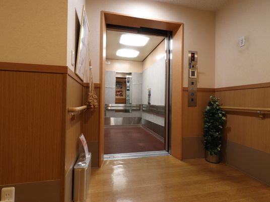 廊下とエレベーターの風景