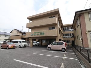 ゆったり駐車場のある建物外観