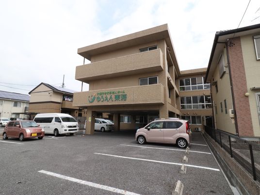 ゆったり駐車場のある建物外観