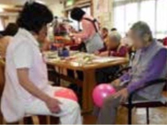 活気のある日常風景 リハビリ 皆で楽しく過ごす食堂は、明るく開放感のある場所です。活動を共にするスタッフの姿も見られ、笑顔で会話を交わしています。