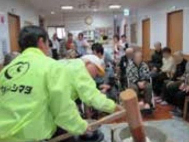 和太鼓を演奏する人々 イベント 和太鼓の演奏会が行われている活気ある様子です。音楽を通じたコミュニケーションが楽しめる環境があります。