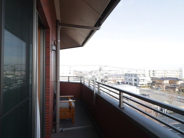明るいバルコニー空間