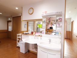 洗面台と鏡のある空間