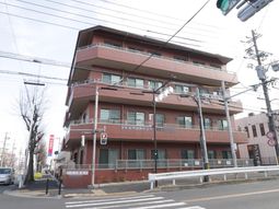 赤茶色の建物外観