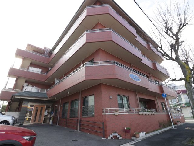 赤レンガ造りの外観 外観 あたたかみのある赤レンガ造りの建物です。広々とした前面スペースが利用者の快適な出入りを実現しています。