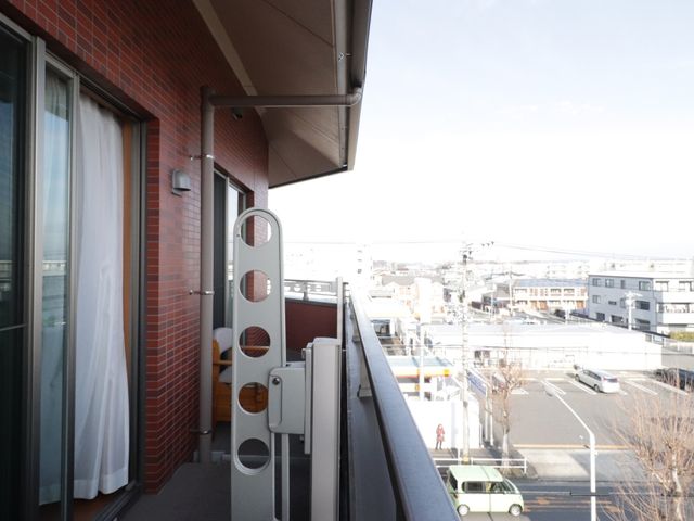 建物のバルコニーと街並み バルコニー 開放的なバルコニーからの眺望は、快適な開放感をもたらしています。心地よい風と共に、日々のリフレッシュにも最適です。