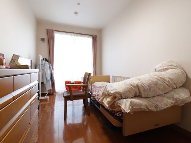 明るい居室の空間 居室 陽光が差し込む快適な居室です。個人の趣味や必要品を置いて、自分らしい時間を過ごせます。