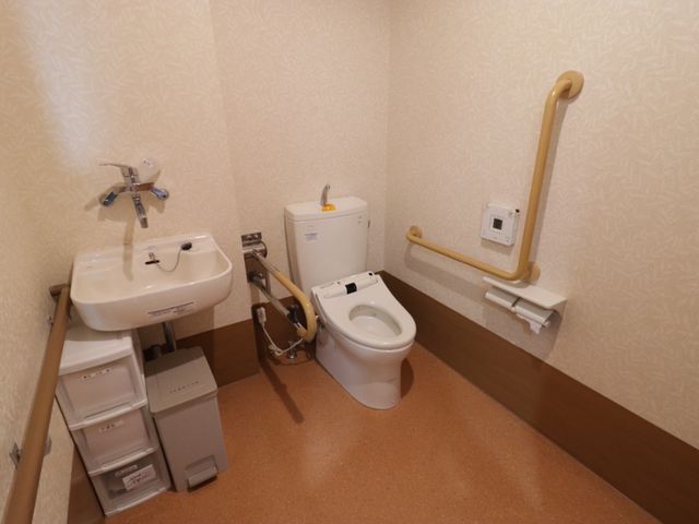 バリアフリー対応トイレ トイレ 使いやすさを考慮したトイレです。手すりがついており、移動が不自由な方も安心してお使いいただける設計になっております。