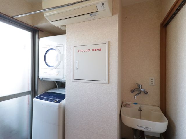 洗濯機と洗面台の空間 ランドリールーム 自立した日常生活をサポートする清潔な洗濯スペースです。手軽に衣類のケアができ、快適な生活を送っていただけます。