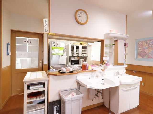 洗面台とキッチンの設備 食堂 清潔感のあふれるキッチンスペースです。日々の業務をサポートする充実した設備が整っています。