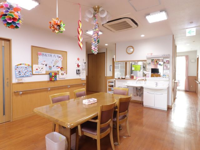 温かみのある食堂 食堂 手作りの装飾が彩るダイニングで、楽しい食事の時間を過ごせます。交流が生まれるアットホームな雰囲気が魅力です。