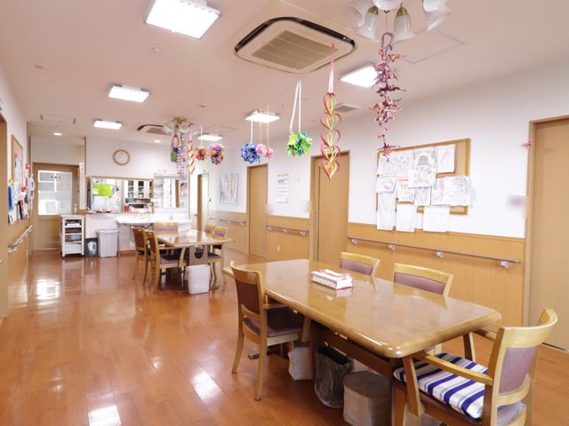 明るい共有スペース 食堂 心温まる装飾が施されたダイニングルームです。広々としたテーブルが配置され、交流の場として利用できます。