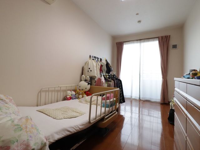 居心地の良い居室 居室 ゆとりある明るい個室で、窓からは自然光が差し込みます。個人の好みに合わせた家具や装飾が、快適な生活空間を演出しています。