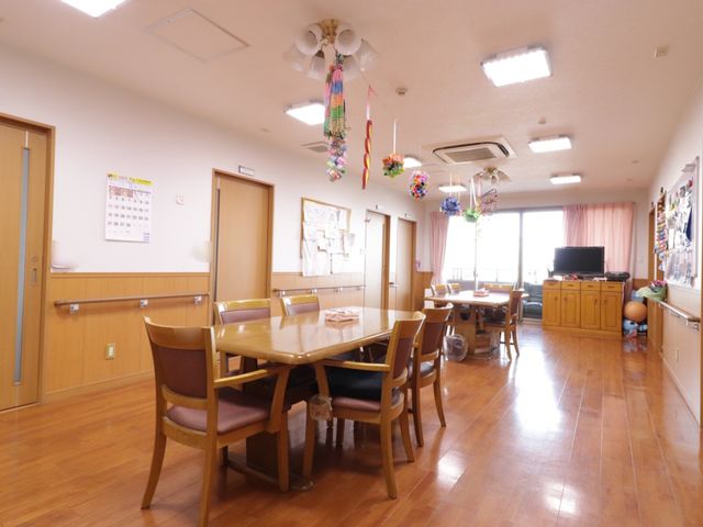 共有スペースの居心地の良い様子 食堂 広々として明るい食堂には、大型テレビや娯楽が備わり、居心地の良い場を提供しています。テーブル周りには椅子が配置され、コミュニケーションの場としても最適です。