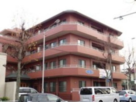 4階建ての施設外観  