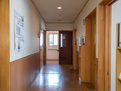 木目調の温かい廊下