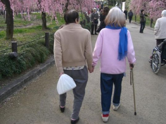 散歩する高齢者二人組