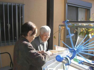笑顔で洗濯物を干す人々