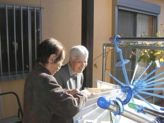 笑顔で洗濯物を干す人々