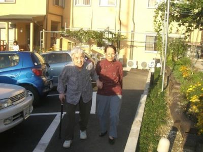 散歩を楽しむ利用者