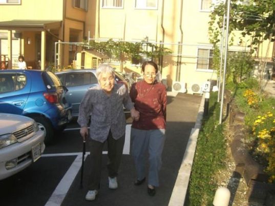 散歩を楽しむ利用者