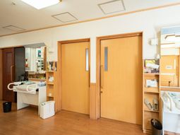 木製ドアがある温かみの空間