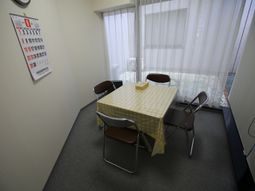 白いカーテンの明るい部屋