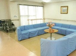 明るい空間の青いソファー