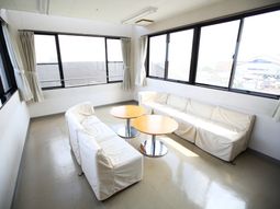 明るいラウンジ空間