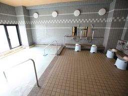 明るい洗い場の浴室