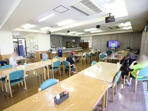 広々とした明るい食堂