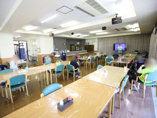 広々とした明るい食堂