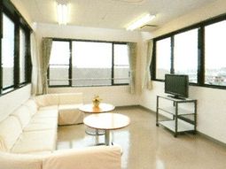 明るい窓辺のリビング