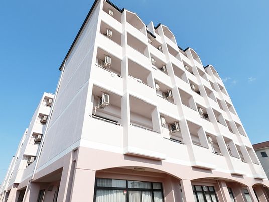 多層階の施設外観  