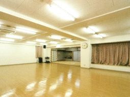 広々とした明るい多目的室