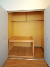 収納スペースのシンプルな内観