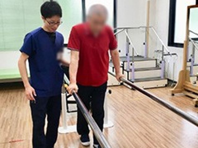 トレーニング中の様子 機能訓練室 自然光が入る明るい空間で、専門スタッフが安心なサポートを行っています。