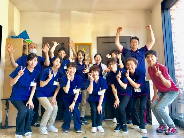スタッフが元気なポーズ スタッフイメージ 笑顔あふれるスタッフが皆様をお待ちしています。心温まる対応をお約束します。