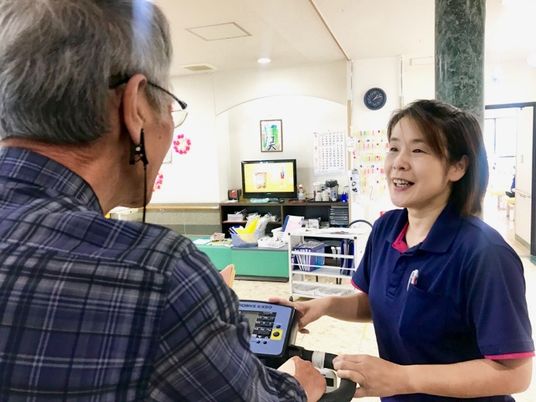 笑顔で会話するスタッフと利用者