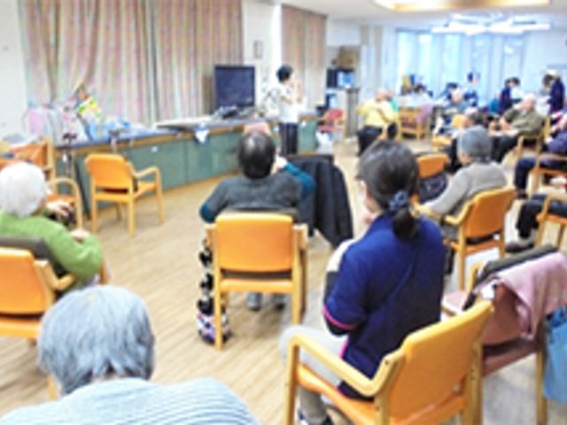 広々とした居室の様子 居室 ゆったりとした空間で、椅子に座る方々が穏やかな時を過ごしている様子が感じられます。